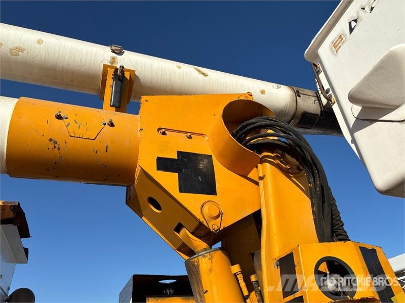 Ford on Ford F-700 4x2 Bucket Truck Teherautóra szerelt emelők és állványok