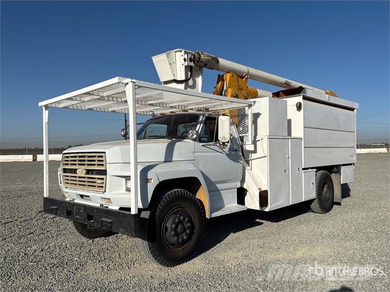 Ford on Ford F-700 4x2 Bucket Truck Teherautóra szerelt emelők és állványok