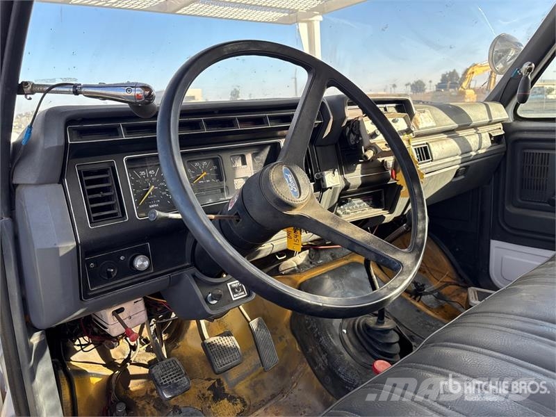 Ford on Ford F-700 4x2 Bucket Truck Teherautóra szerelt emelők és állványok