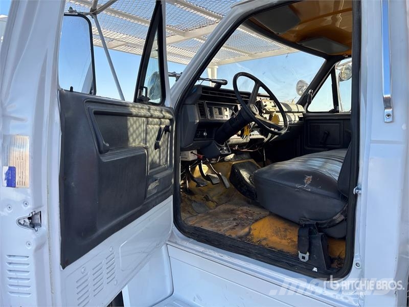 Ford on Ford F-700 4x2 Bucket Truck Teherautóra szerelt emelők és állványok
