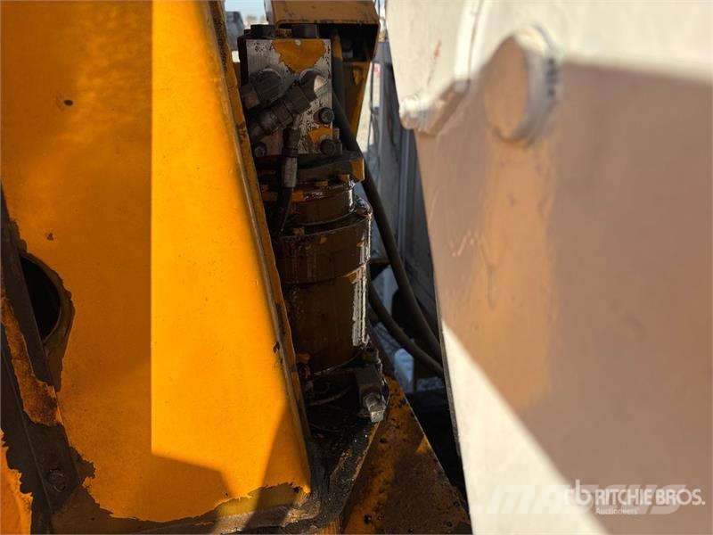 Ford on Ford F-700 4x2 Bucket Truck Teherautóra szerelt emelők és állványok