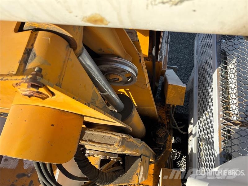 Ford on Ford F-700 4x2 Bucket Truck Teherautóra szerelt emelők és állványok