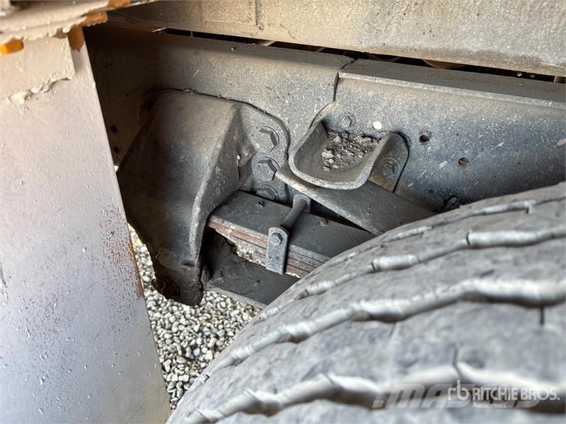 Ford on Ford F-700 4x2 Bucket Truck Teherautóra szerelt emelők és állványok