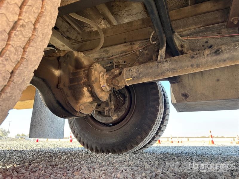 Ford on Ford F-700 4x2 Bucket Truck Teherautóra szerelt emelők és állványok