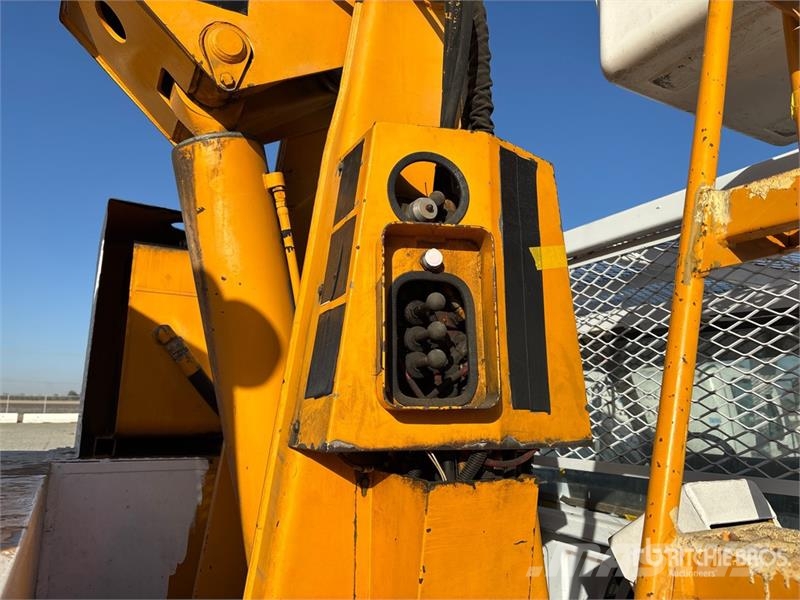 Ford on Ford F-700 4x2 Bucket Truck Teherautóra szerelt emelők és állványok
