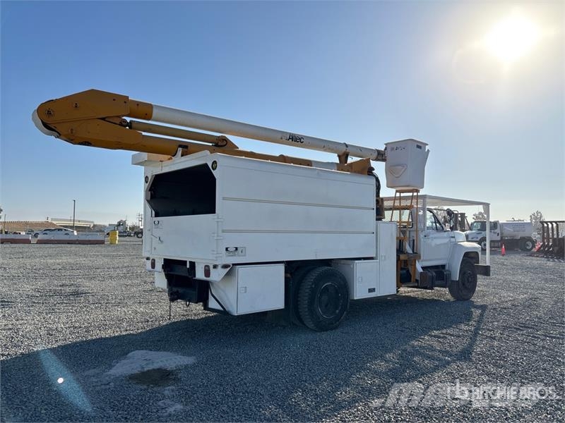Ford on Ford F-700 4x2 Bucket Truck Teherautóra szerelt emelők és állványok