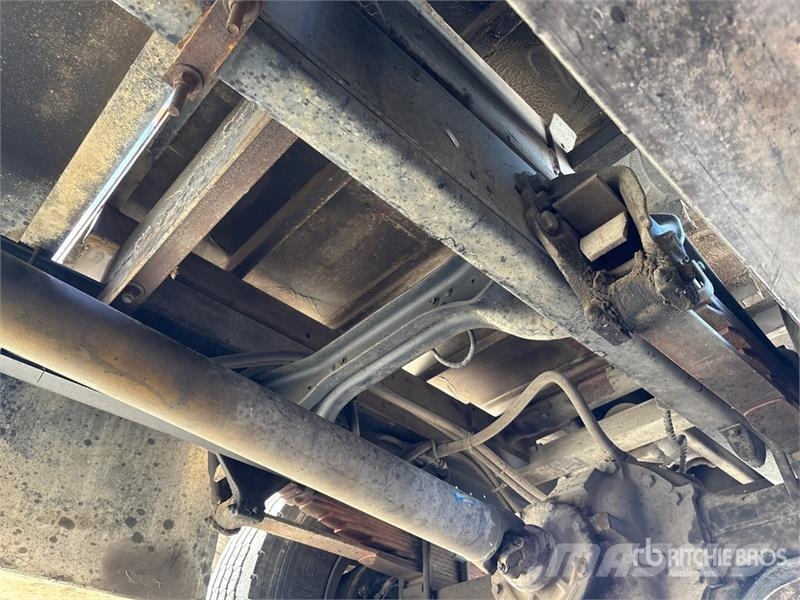 Ford on Ford F-700 4x2 Bucket Truck Teherautóra szerelt emelők és állványok