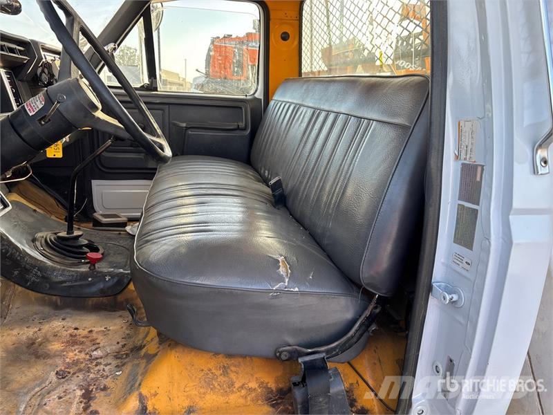 Ford on Ford F-700 4x2 Bucket Truck Teherautóra szerelt emelők és állványok