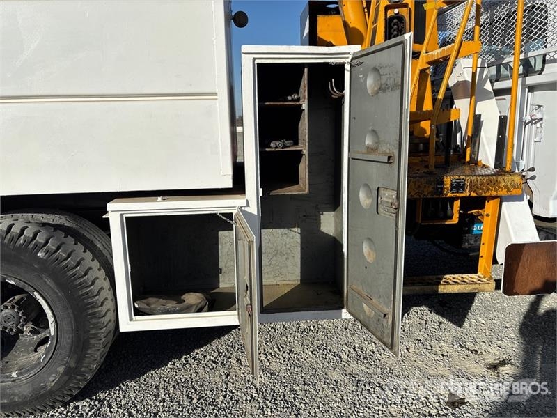 Ford on Ford F-700 4x2 Bucket Truck Teherautóra szerelt emelők és állványok