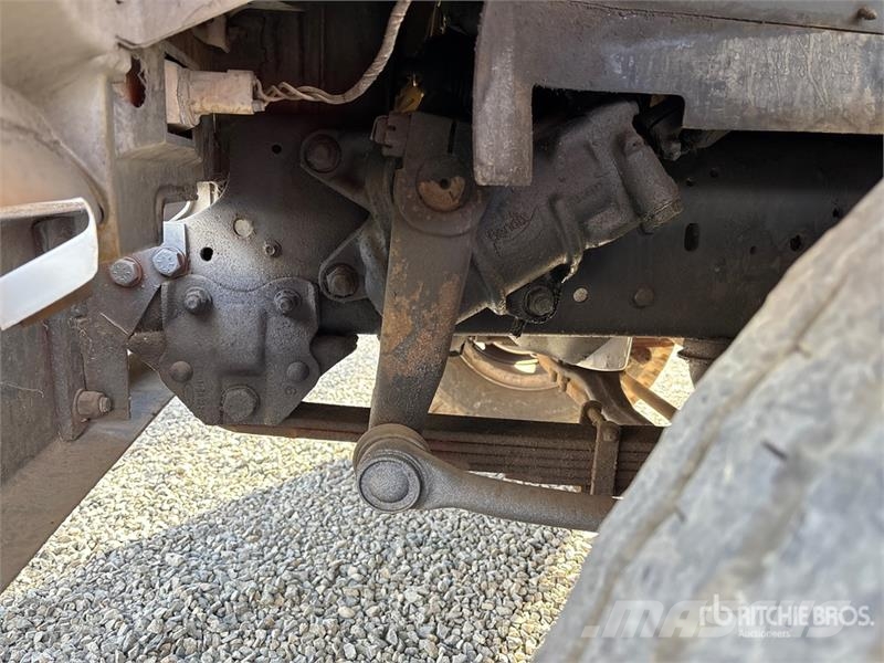 Ford on Ford F-700 4x2 Bucket Truck Teherautóra szerelt emelők és állványok