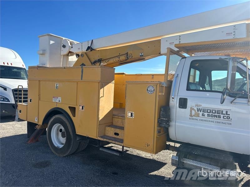 Ford on Ford F-750 XL 4x2 Bucket Truck Bilmontert lift
