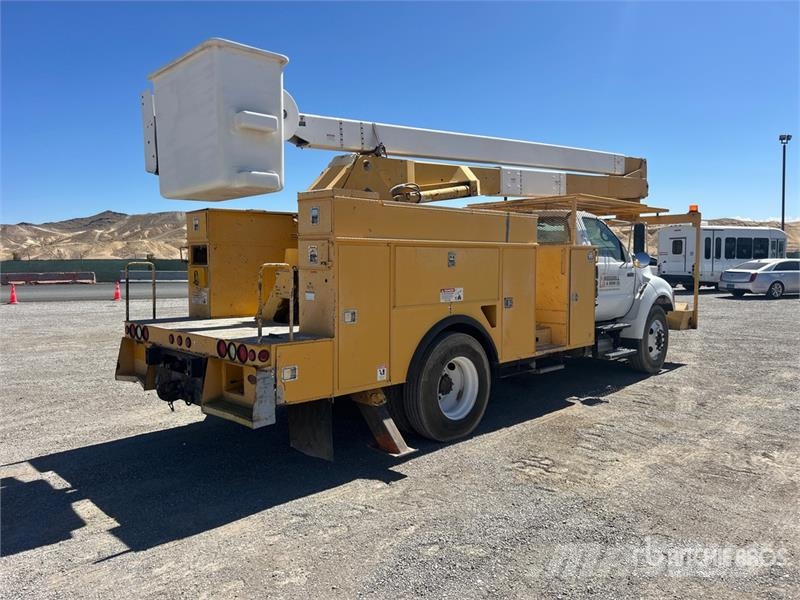 Ford on Ford F-750 XL 4x2 Bucket Truck Podnośniki koszowe