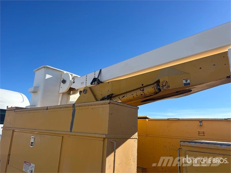 Ford on Ford F-750 XL 4x2 Bucket Truck Bilmontert lift