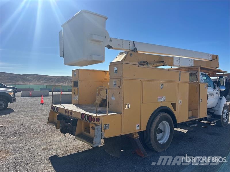 Ford on Ford F-750 XL 4x2 Bucket Truck Bilmontert lift