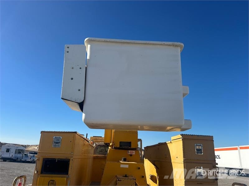 Ford on Ford F-750 XL 4x2 Bucket Truck Bilmontert lift