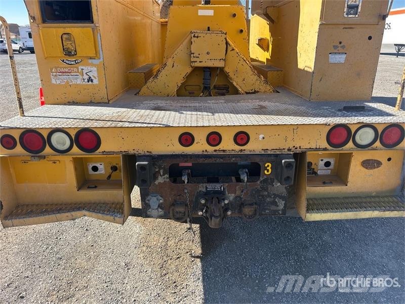 Ford on Ford F-750 XL 4x2 Bucket Truck Bilmontert lift
