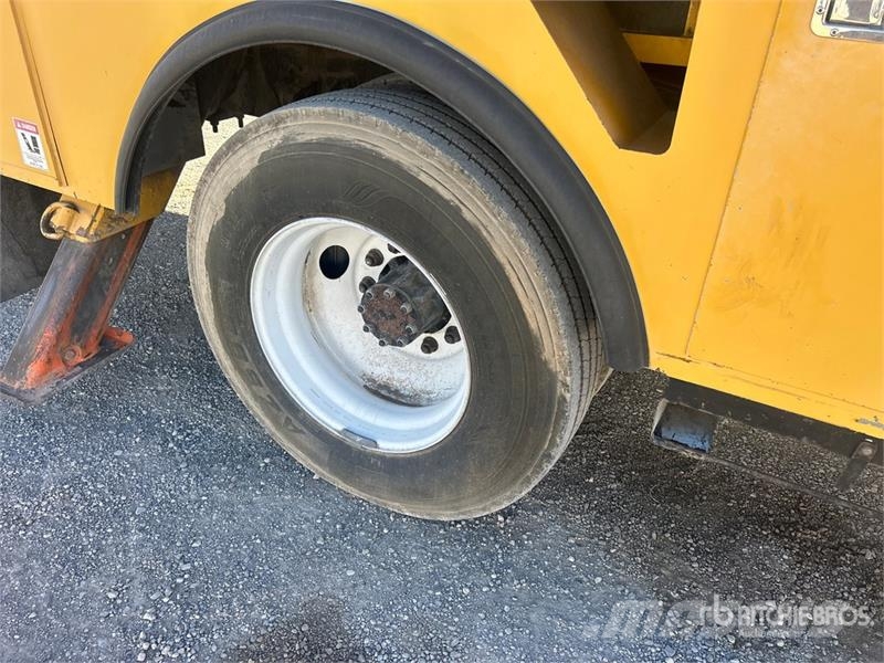 Ford on Ford F-750 XL 4x2 Bucket Truck Bilmontert lift