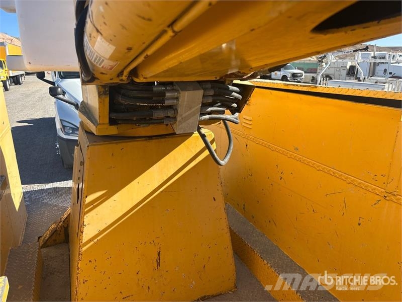 Ford on Ford F-750 XL 4x2 Bucket Truck Bilmontert lift