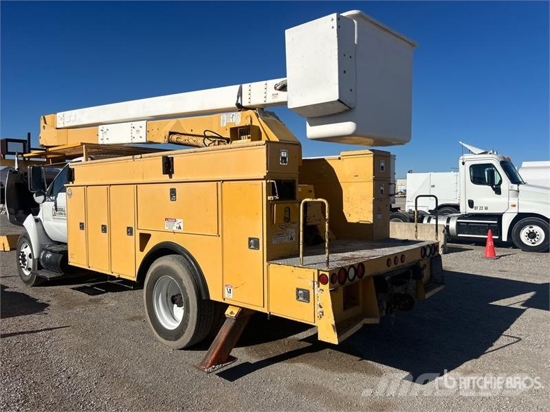 Ford on Ford F-750 XL 4x2 Bucket Truck Bilmontert lift