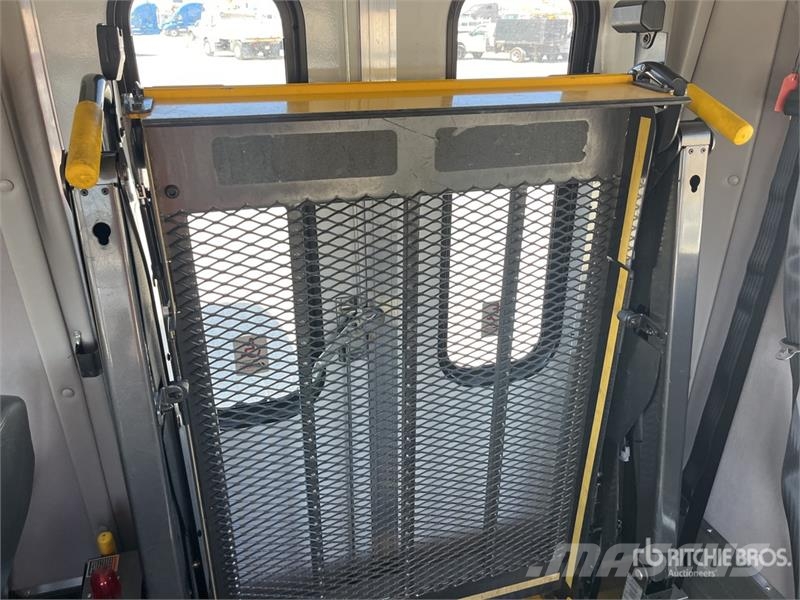 Ford/Starcraft E-450 All-Star 4x2 14-Seat Mini Bus 迷你巴士
