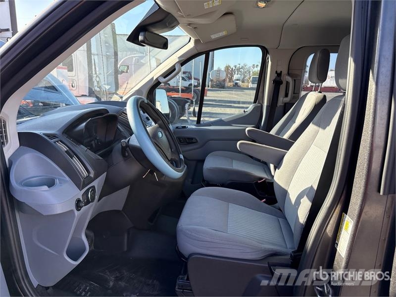 Ford Transit 10 Passenger Van 大型面包车