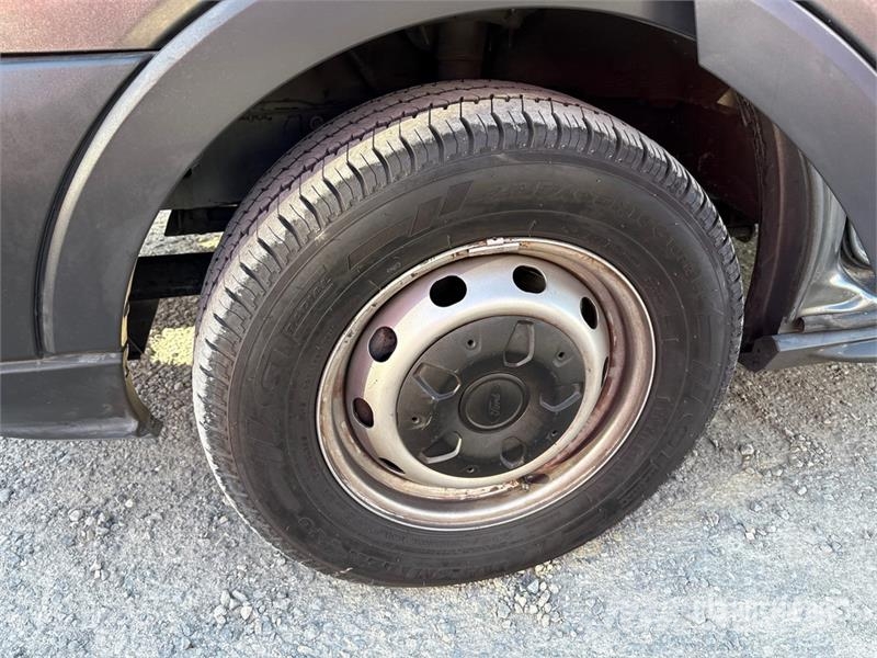 Ford Transit 10 Passenger Van 大型面包车