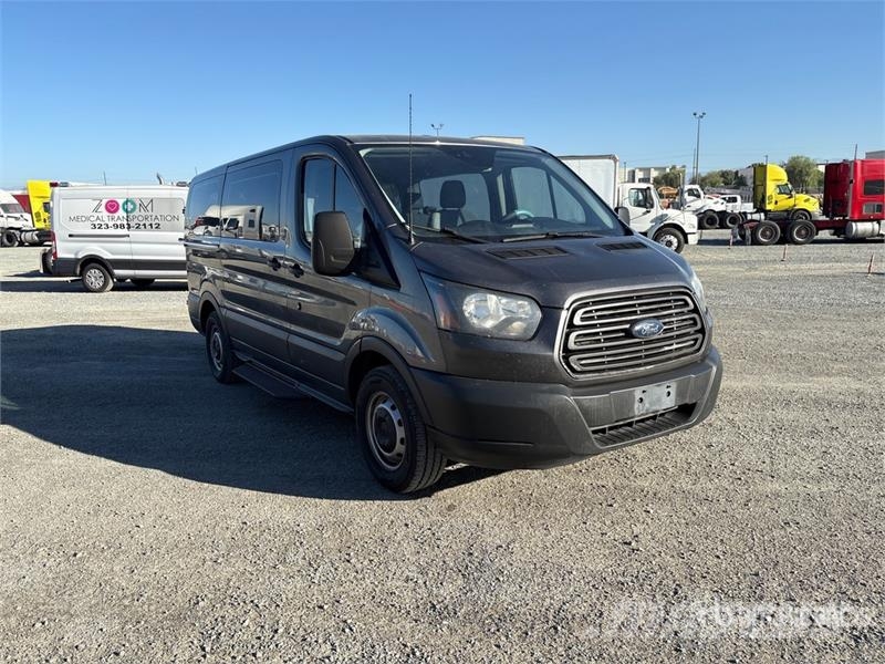 Ford Transit 10 Passenger Van 大型面包车