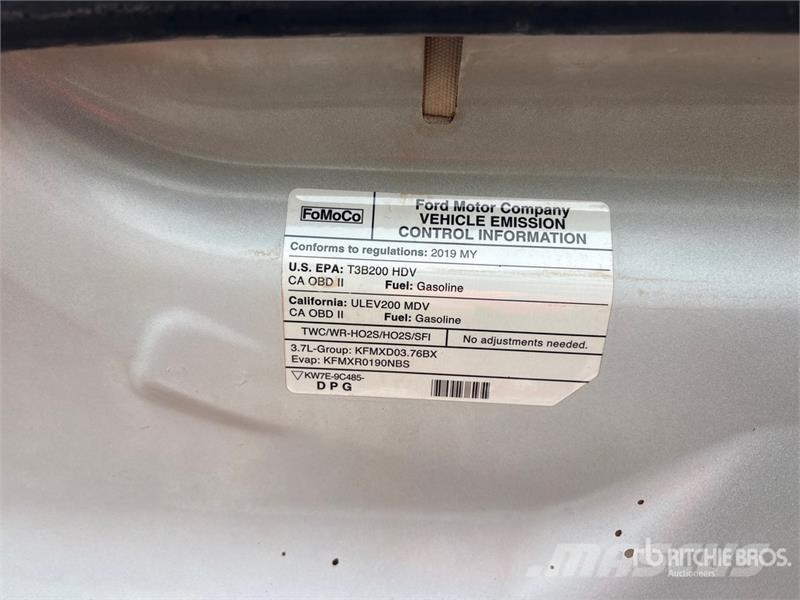 Ford Transit 13 Passenger Van شاحنة مقفلة