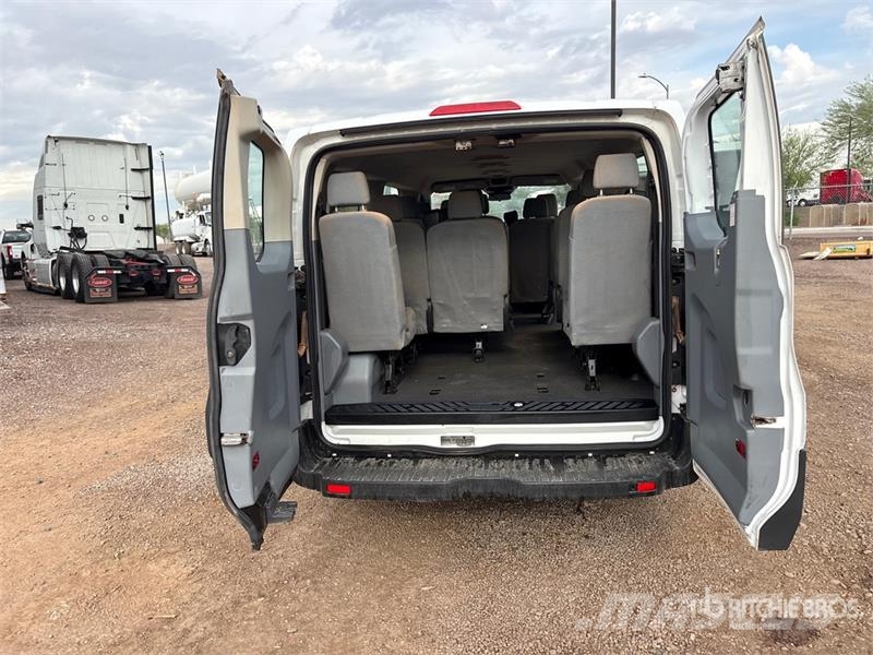 Ford Transit 13 Passenger Van شاحنة مقفلة