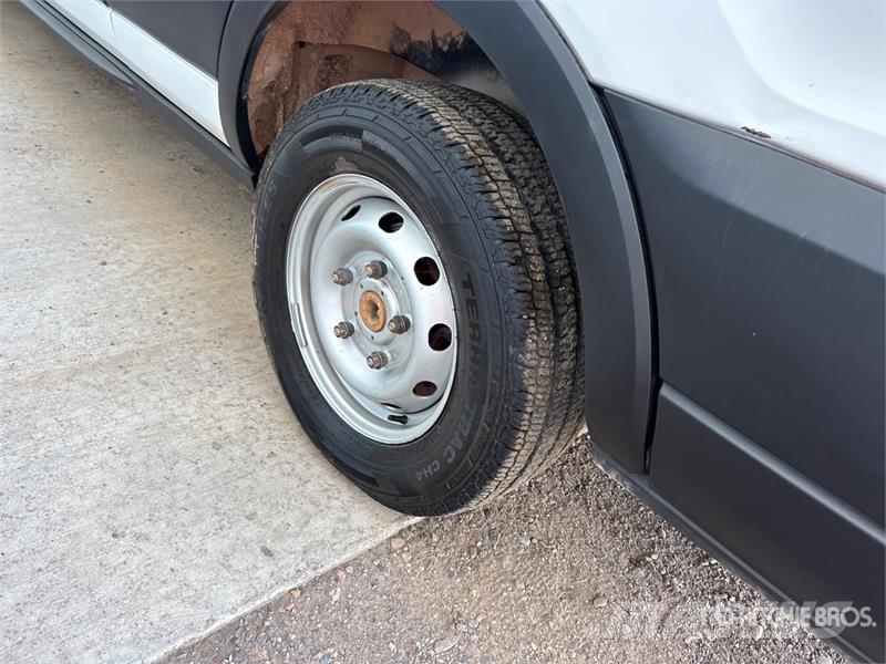 Ford Transit 13 Passenger Van パネルバン