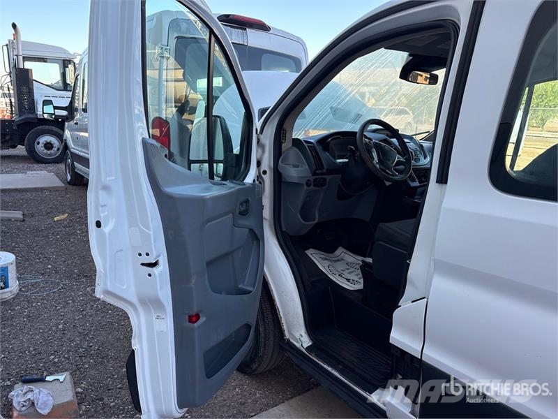 Ford Transit 13 Passenger Van パネルバン