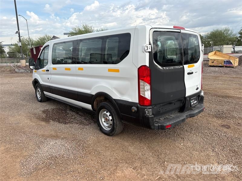 Ford Transit 13 Passenger Van شاحنة مقفلة
