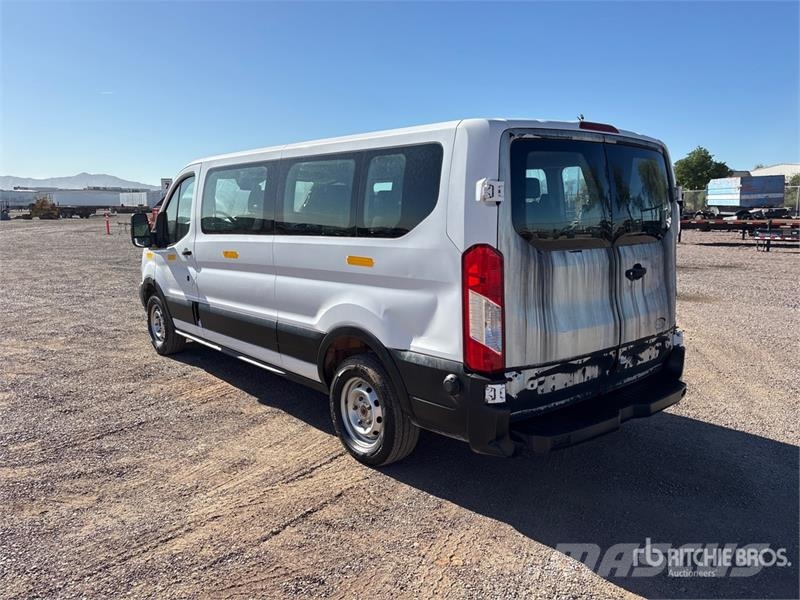 Ford Transit 13 Passenger Van パネルバン