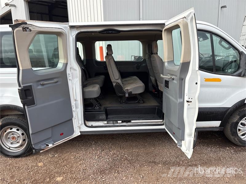 Ford Transit 13 Passenger Van شاحنة مقفلة