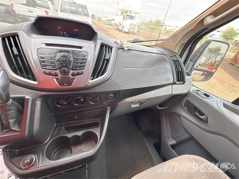 Ford Transit 13 Passenger Van شاحنة مقفلة
