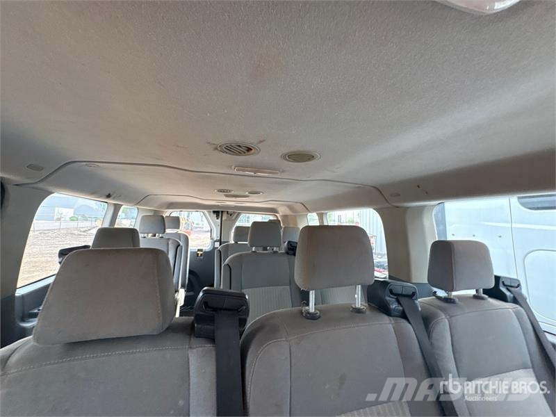 Ford Transit 13 Passenger Van شاحنة مقفلة