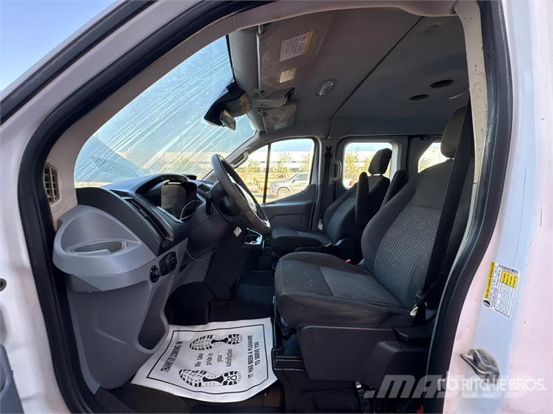 Ford Transit 13 Passenger Van パネルバン
