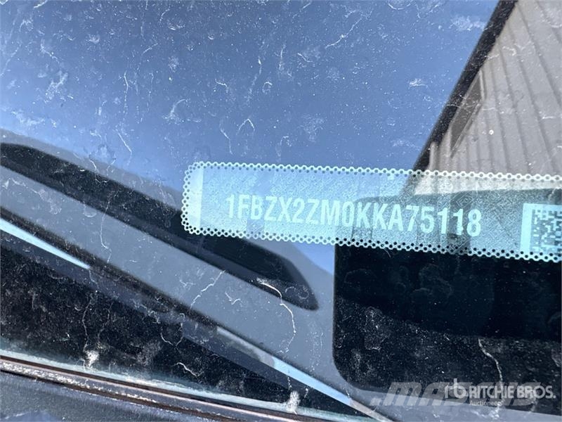 Ford Transit 13 Passenger Van パネルバン