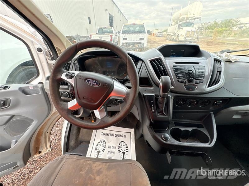 Ford Transit 13 Passenger Van شاحنة مقفلة