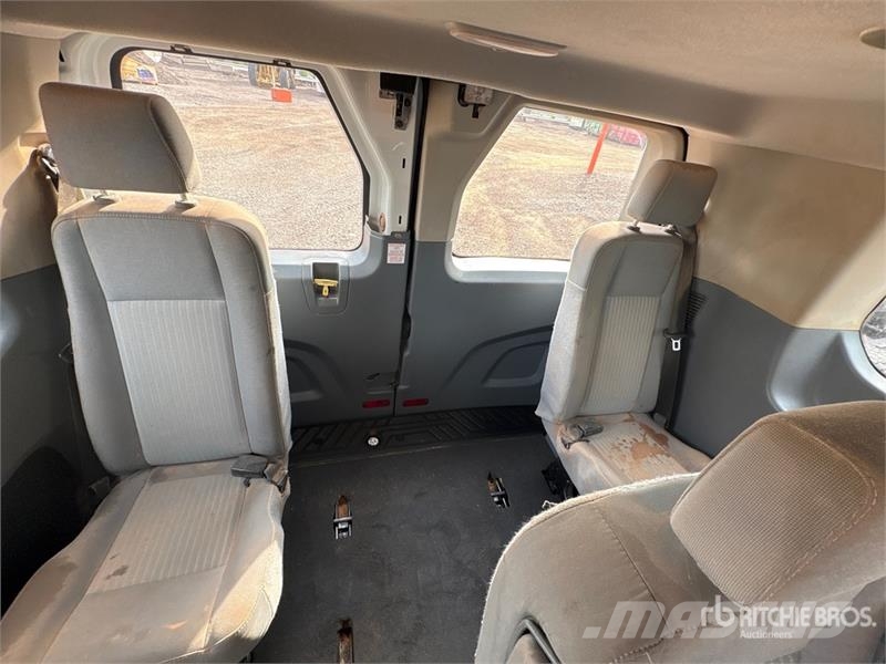 Ford Transit 13 Passenger Van شاحنة مقفلة