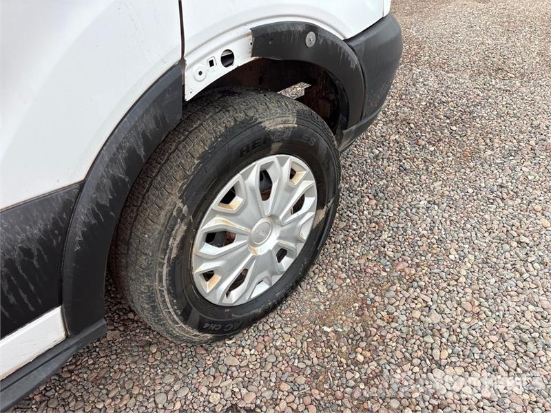 Ford Transit 13 Passenger Van شاحنة مقفلة