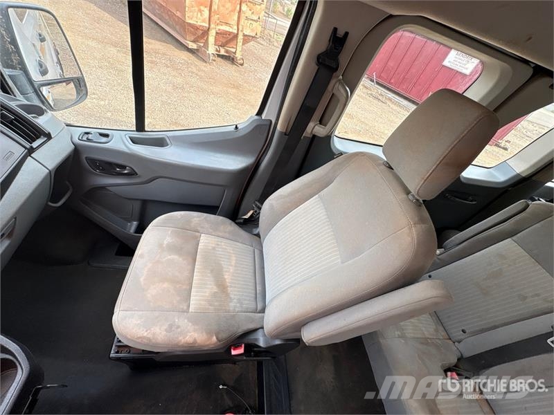 Ford Transit 13 Passenger Van شاحنة مقفلة