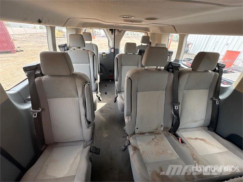 Ford Transit 13 Passenger Van شاحنة مقفلة