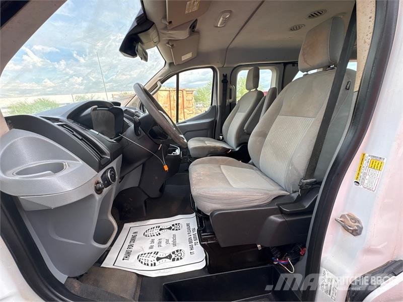 Ford Transit 13 Passenger Van شاحنة مقفلة