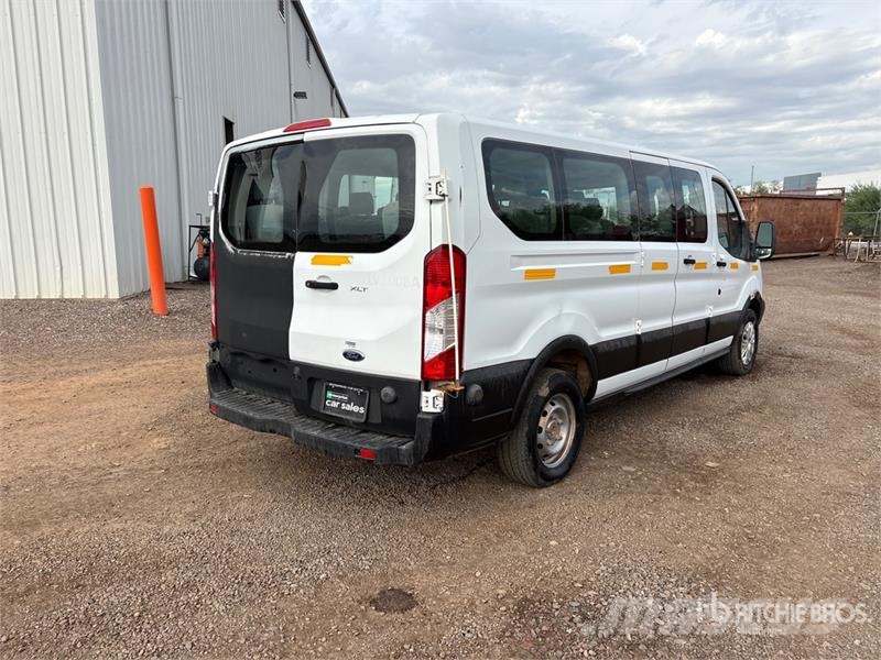 Ford Transit 13 Passenger Van شاحنة مقفلة
