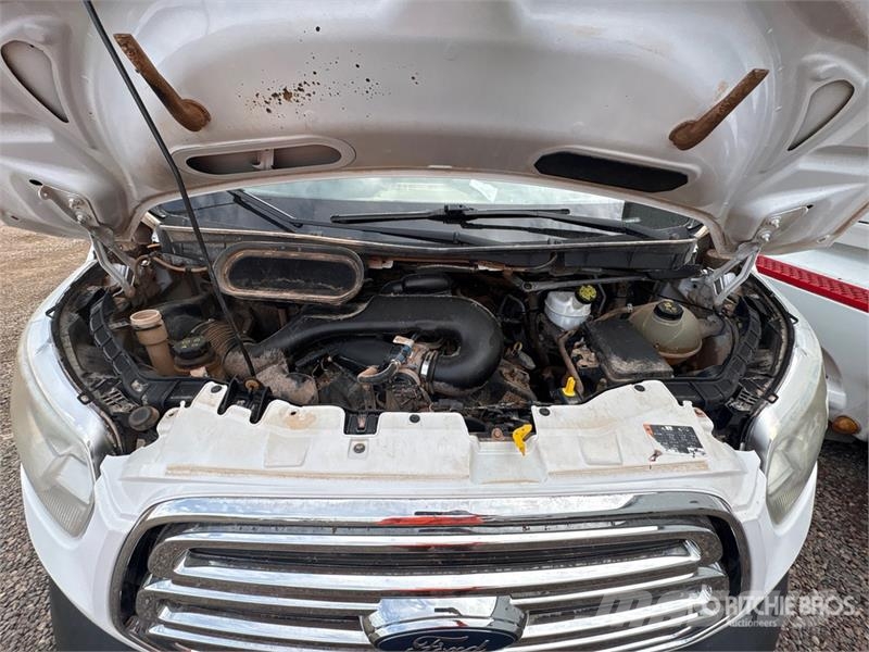 Ford Transit 13 Passenger Van شاحنة مقفلة