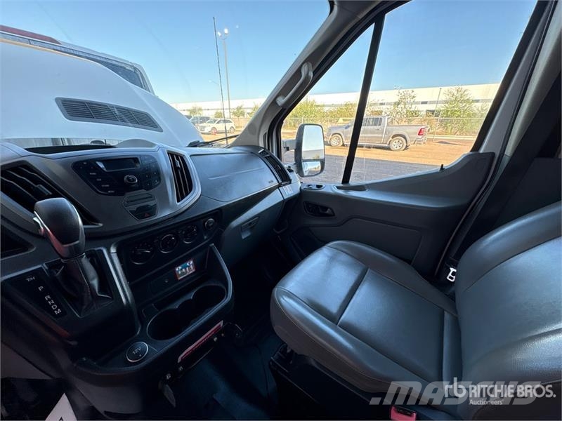 Ford Transit 15 Passenger Van パネルバン