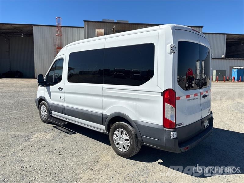 Ford Transit 150 Passenger Van Transporterek