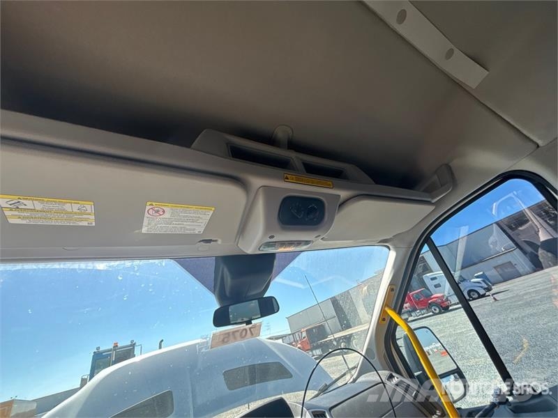 Ford Transit 150 Passenger Van Transporterek