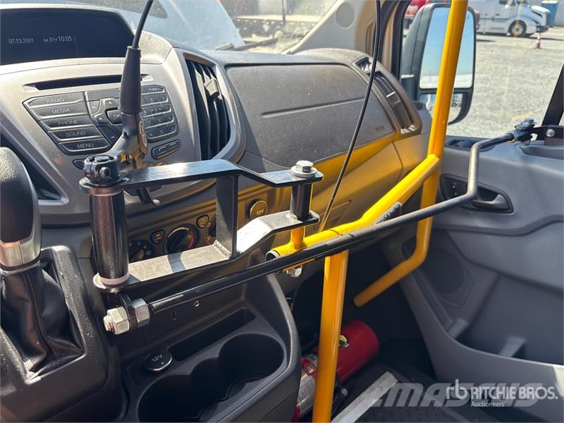 Ford Transit 150 Passenger Van Transporterek